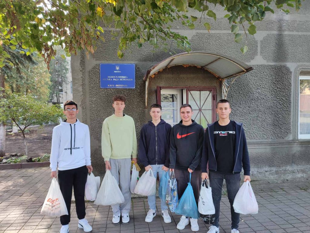 Рій «Вільний вітер» провів акцію «Твори добро» для людей похилого віку. изображение_viber_2022-09-29_08-51-53-887