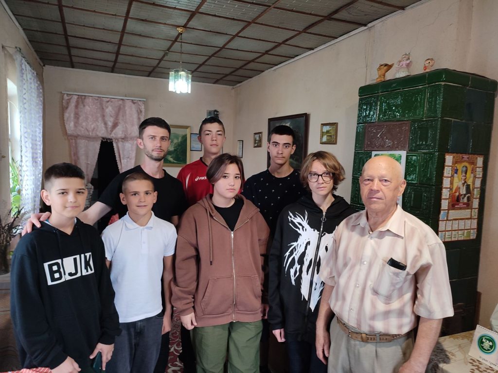 Джури Новоселицького ліцею №1 до Дня людей похилого віку влаштували акцію "Турбота". изображение_viber_2023-09-25_11-27-33-844