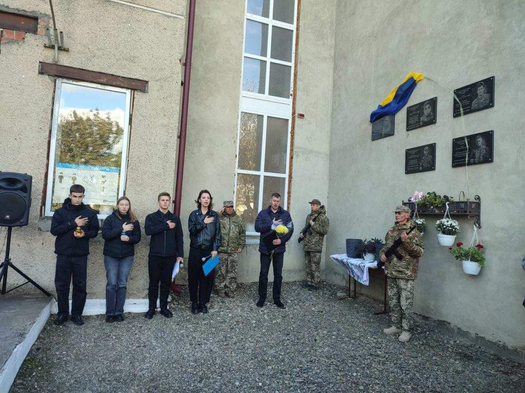У Новоселицькому ліцеї №1 відкрили меморіальну дошку на честь полеглого Героя – Валентина Тулюлюка изображение_viber_2024-10-14_12-59-12-059