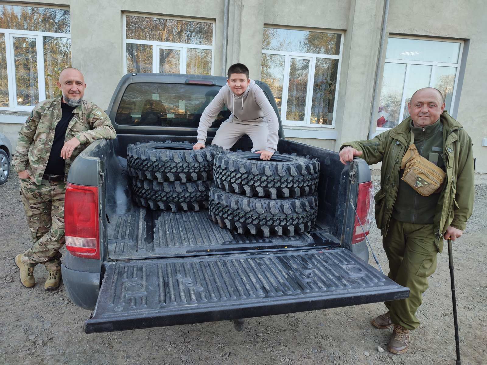 Школярі, батьки та педагоги Новоселицького ліцею №1 придбали та передали на фронт повний комплект новеньких шин на автомобіль для військових потреб. изображение_viber_2024-10-25_13-48-34-022