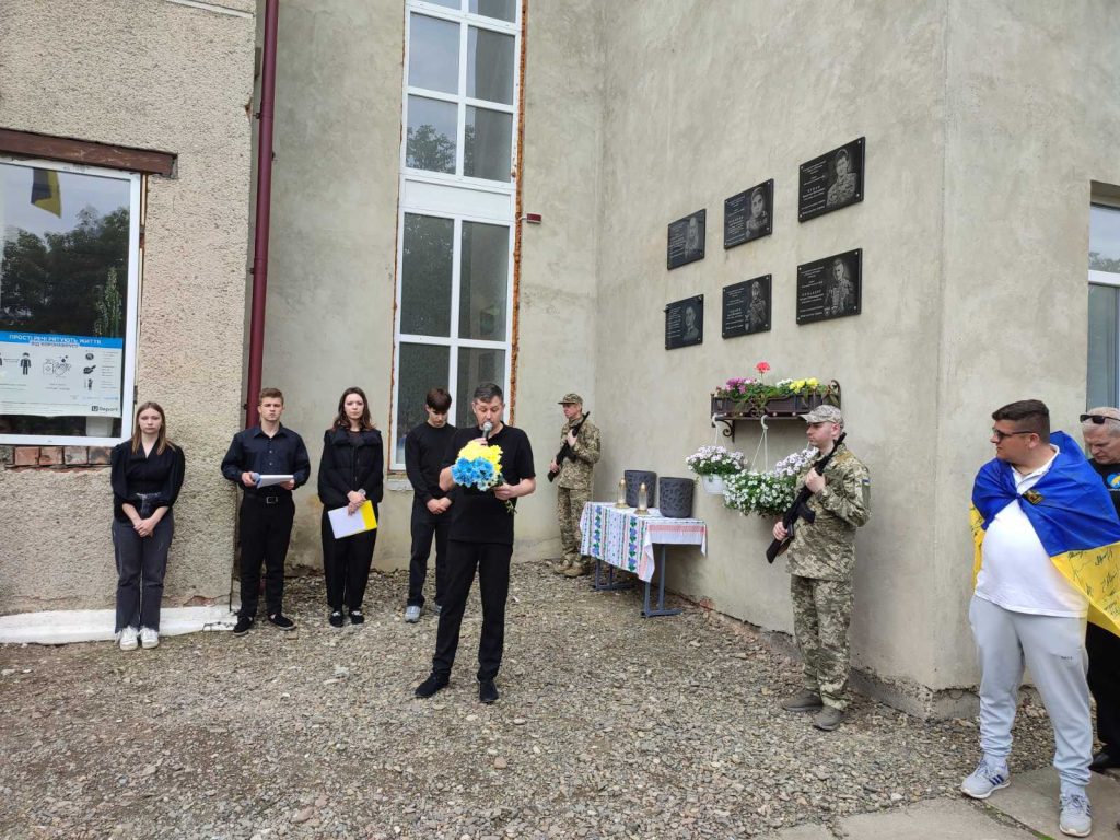 У Новоселицькому ліцеї №1 відкрили меморіальну дошку на честь полеглого Героя – Павла Мельничука. 5