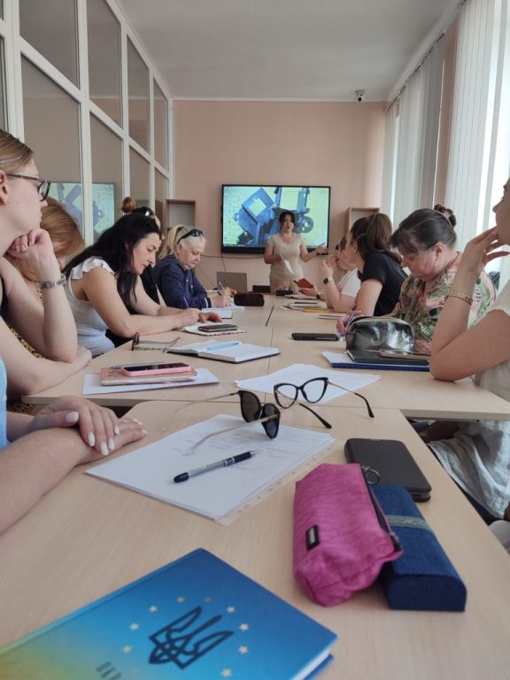 У Новоселицькому ліцеї №1 відбулося засідання асоціації класних керівників. изображение_viber_2025-06-05_10-41-25-836