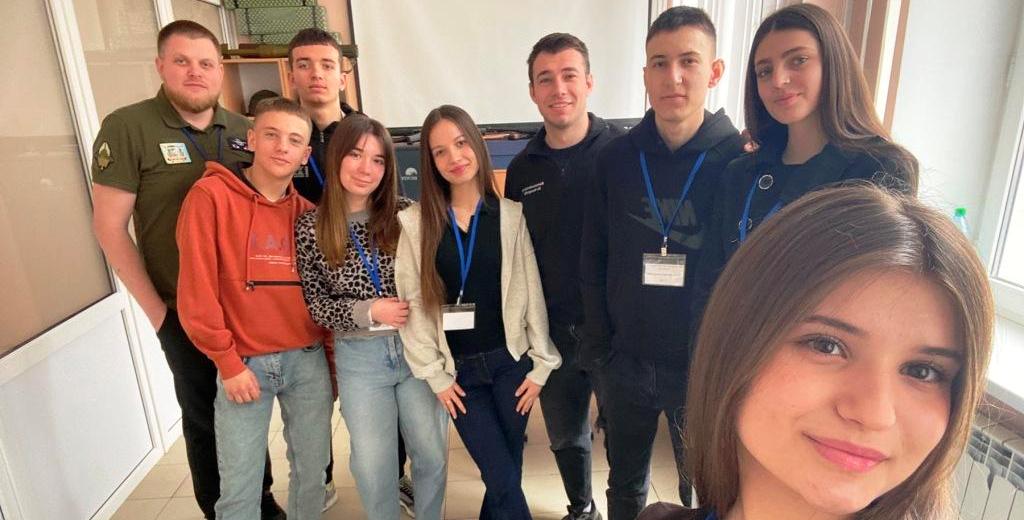 КОСТИЧАНІВСЬКІ ЛІЦЕЇСТИ НАВЧАЛИСЯ В ОСЕРЕДКУ З ВИВЧЕННЯ ПРЕДМЕТУ "ЗАХИСТ УКРАЇНИ" зображення_viber_2026-03-27_13-32-35-728 – копія