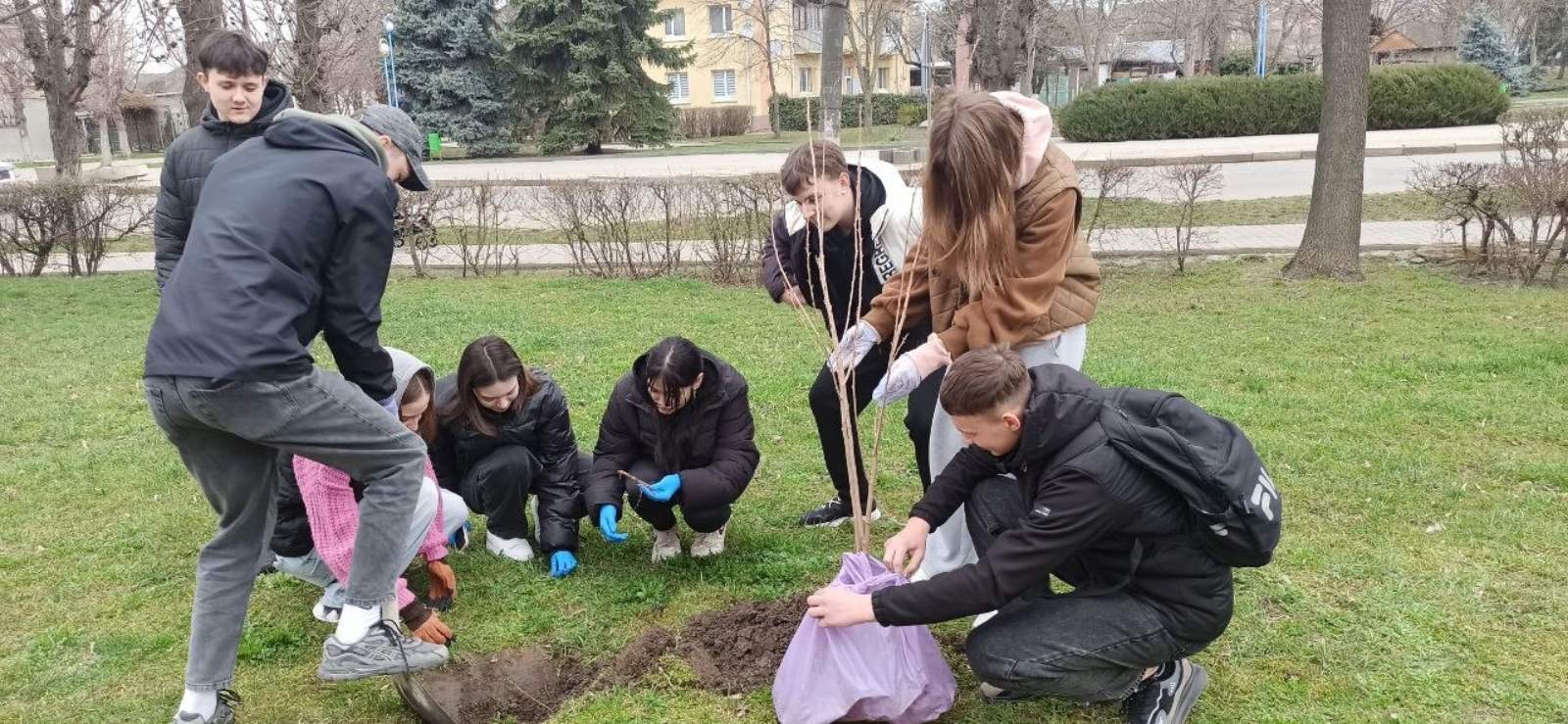 Символ майбутнього та живої пам’яті: випускники посадили «Сад єднання» 1