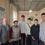 👵🏼👴🏼 Зв’язок поколінь: учні Новоселицького ліцею №1 завітали до клубу ветеранів зображення_viber_2026-10-01_10-38-30-551